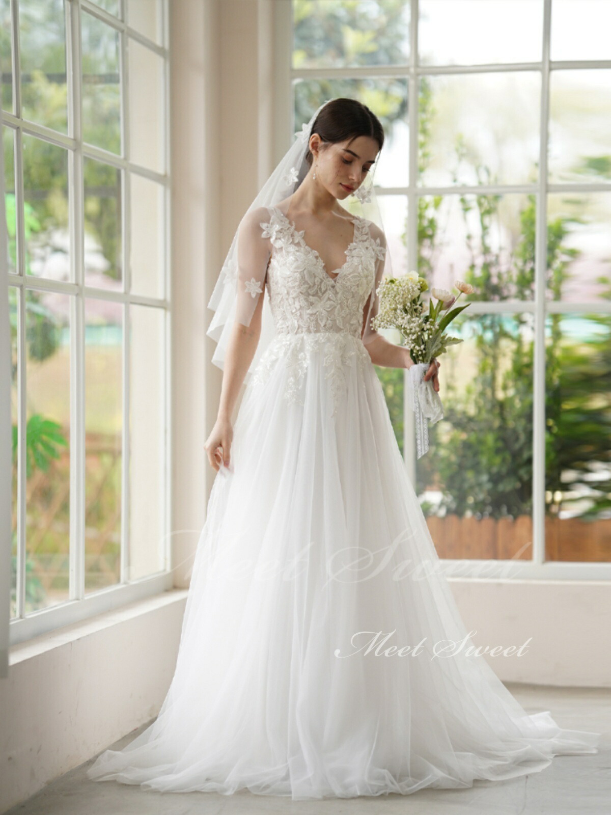 ウェディングドレス Vネック Aラインドレス チュール フラワー レース ファスナー 上品 花嫁 結婚式 二次会 前撮り ドレス ブライダル ウエディングドレス オフホワイト ロングドレス ウェディング ウエディング 二次会ドレス 花嫁ドレス 小さいサイズ 結婚式ドレス