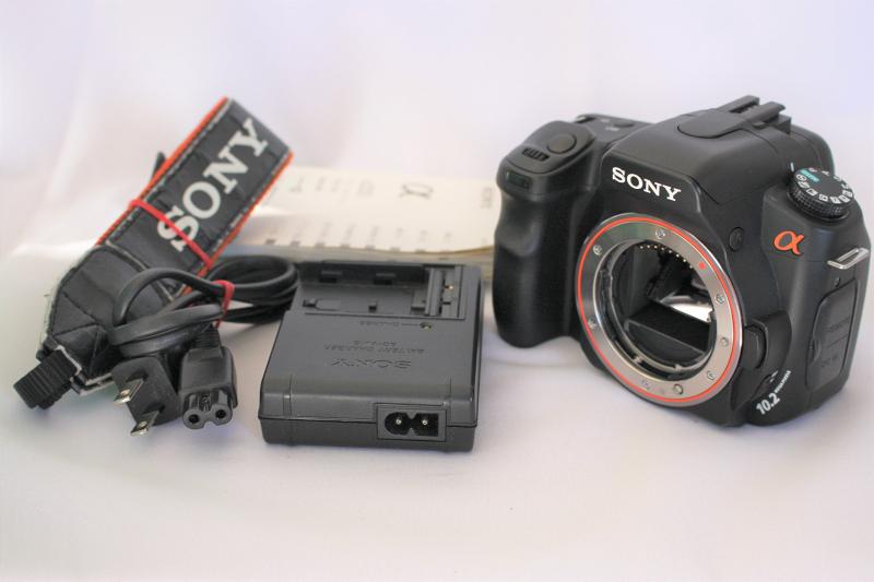 【中古】SONY デジタル一眼二眼レフ写真機 α200 上半身 DSLR-A200 黒いこと