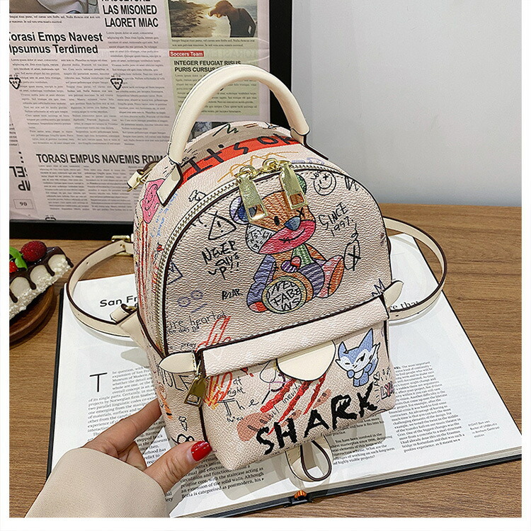 人気 グラフィティー ベアー シャーク リュック 落書き 個性的 小型 チョコ 白 ブラウン LOVE 軽い 面白い 楽しい インスタ 防水［次回入荷予定今月01/末〕