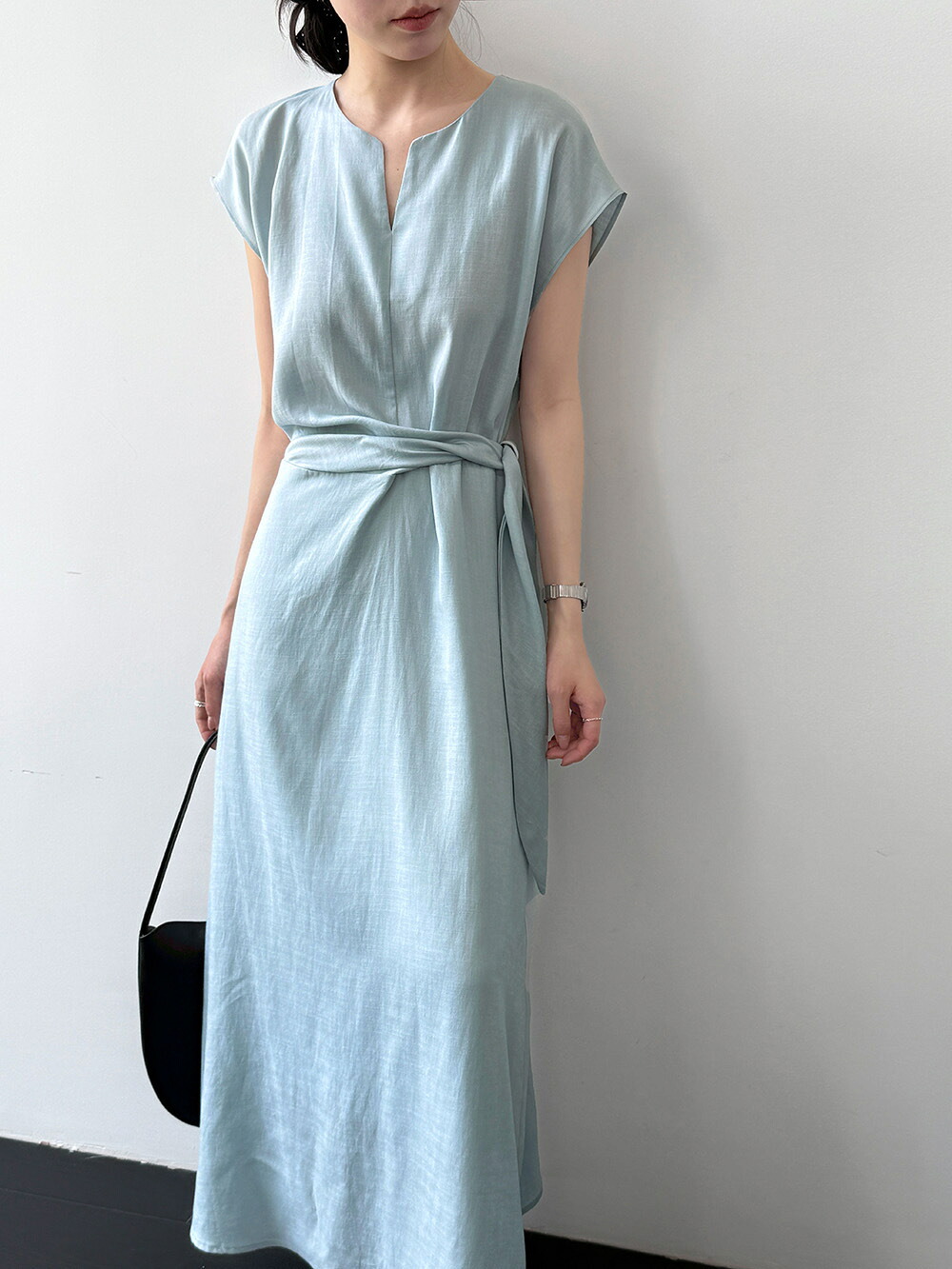 Vネックロングワンピース レディース 夏 リヨセル 麻 Vネック Aライン ツイストデザイン ウエストリボン 全3色 M-L 通勤 日常 休日 オフィス マキシワンピース サマーワンピース 無地ワンピース プルオーバーワンピース 女性用 婦人用 レディス リネン混 ウエストマーク｜softbox family