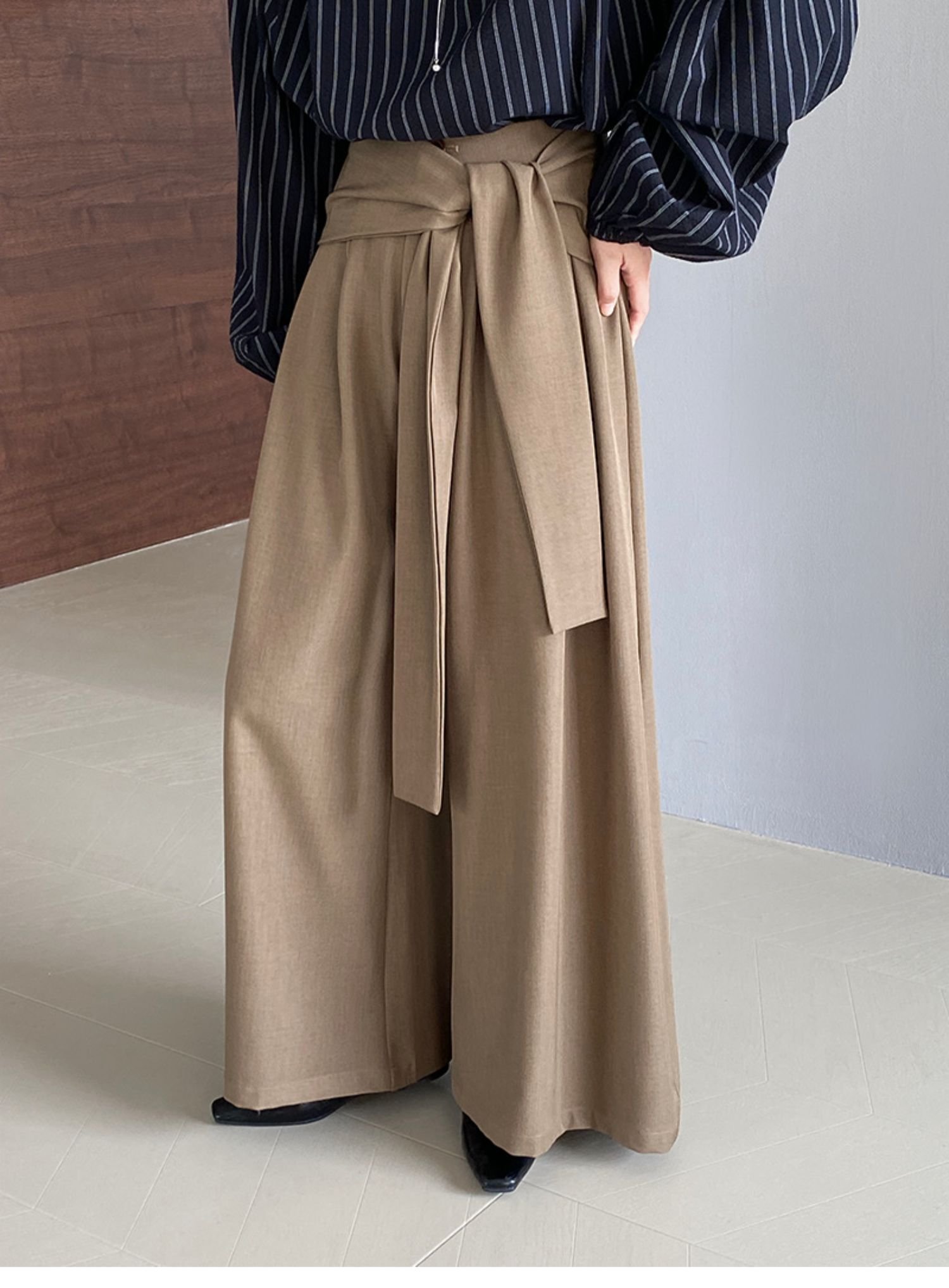 レディース パンツ アンクル丈 ストレート ウエストリボン ハイウエスト きれいめ シンプル 上品 おしゃれ かっこいい フォーマル 無地 ロングシーズン オフィス 通勤 デート 普段使い グレー カーキ｜タビマート
