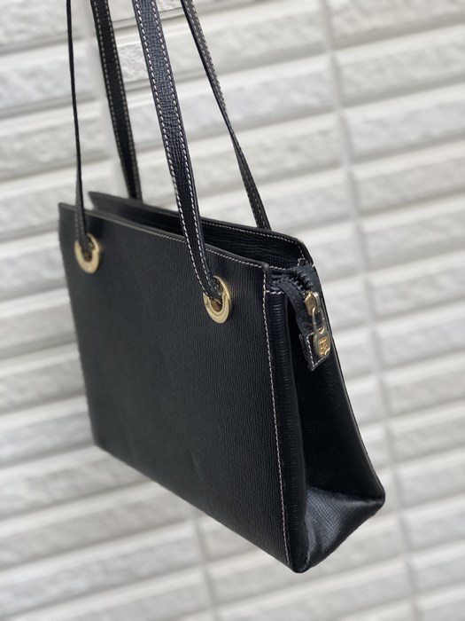 CELINE セリーヌ サークルロゴ ショルダーバッグ エンボスレザー