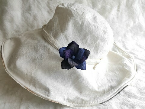 送料無料 シルク100 手作りの美しい渋めの染色 ちりめん染花 コサージュ アネモネ メリア 小 紫系 コサージュ 染花 布の花 造花 プレゼントギフト 母の日 父の日 敬老の日 クリスマス Smtb K Ky Sermus Es