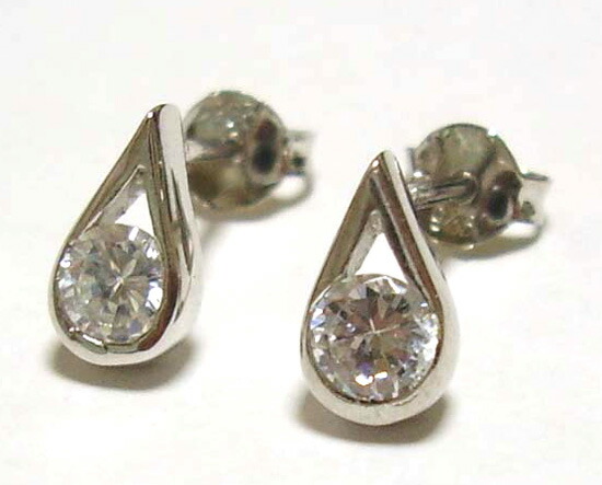 ロベルタチャレラ　上品なデザインと輝きのお洒落ピアス　22金ゴールドメッキ ロベルタチャレラ 上品なデザインと輝きのお洒落ピアス 22金ゴールドメッキ