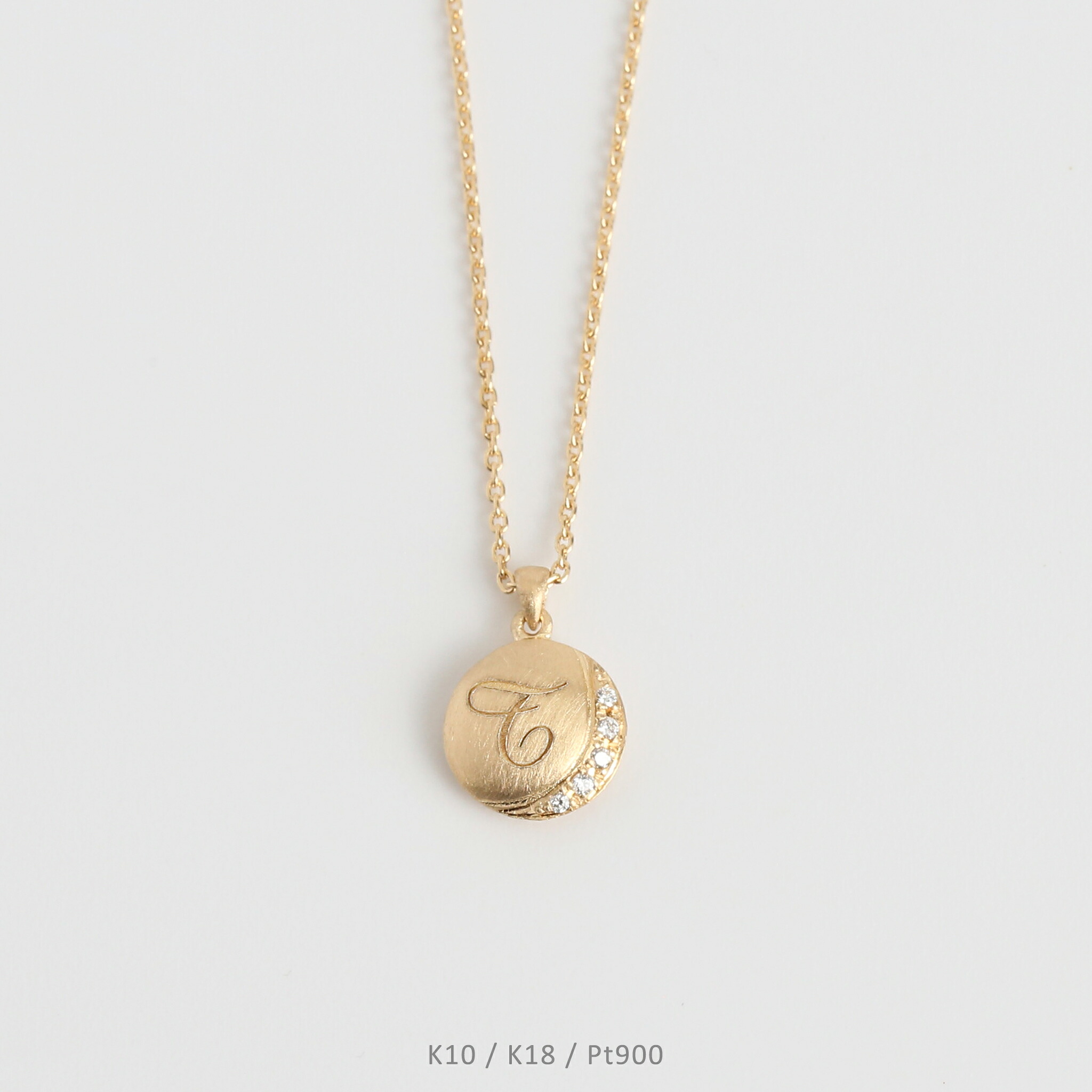 【Crescent Moon Initial Necklace】 K10/K18/Pt900 イニシャル 三日月 モチーフ ダイヤモンド ネックレス 10金 10k k10 18金 18k k18 pt900 イエローゴールド ピンクゴールド ホワイトゴールド プラチナ レディース イニシャルネックレス ペンダント プレゼント ギフト|AVARON
