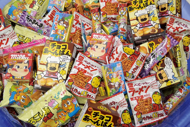 ＼ イベント 縁日 催物 抽選会　○○名様用抽選セット / 【[くじ・抽選・イベント] パワーショベル人気スナック菓子いろいろすくいどりプレゼントお菓子のみ 100名様用】 &rdquo; 広告宣伝・集客・認知度アップ向けの低単価・安い粗品・ばらまき配布品など集めました。&rdquo;｜記念品・粗品・ノベルティの専門店