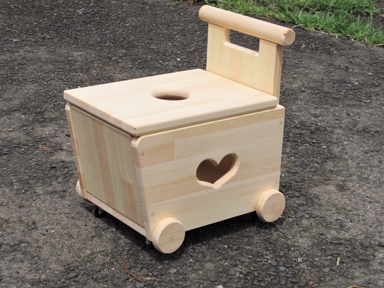楽天市場 手作り木製 おもちゃも運べて座れる 蓋付手押し車 ２型 Sosion夢工場