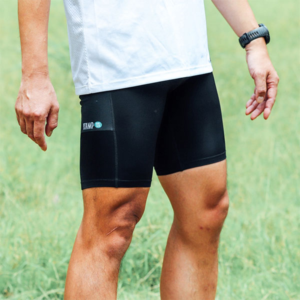 STAMP RUN&CO スタンプ ランアンドコー STAMP MENS CARGO HALF TIGHTS - BLACK メンズ ハーフタイツ ランニングタイツ スパッツ スポーツタイツ ランニングパンツ ランパン フラットシーマ トレイルランニング トレラン マラソン|外遊びの専門店CamCom(カムカム)