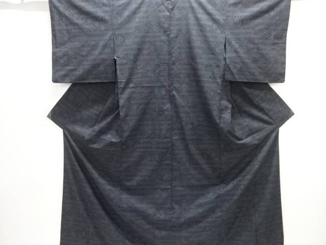 ヱ霞に草花模様織り出し本場泥大島紬着物（5マルキ）【中古】【着】 宗sou｜お茶道具・着物　【宗 sou】