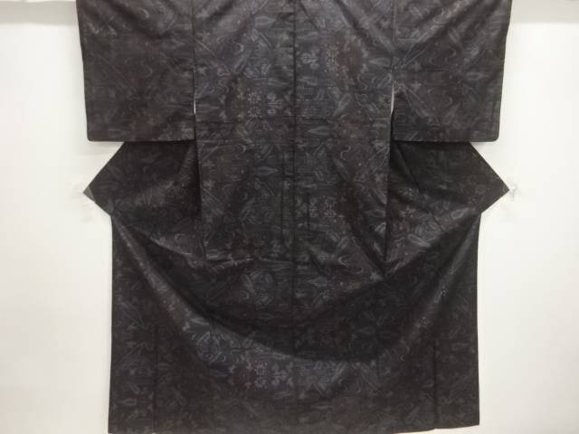 流水に草花模様織出し本場泥大島紬着物【中古】【着】【紬・お召し】 宗sou