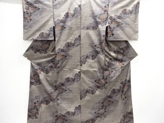 雲に草花模様織り出し本場泥大島紬着物(9マルキ)【中古】【着】【紬・お召し】 宗sou｜お茶道具・着物　【宗 sou】 21,825円