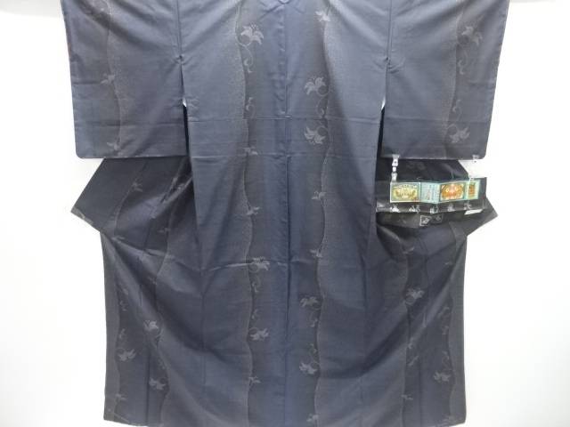 未使用品 よろけ縞に草花模様織り出し本場泥大島紬着物(7マルキ)【着】【紬・お召し】 宗sou|お茶道具・着物 【宗 sou】