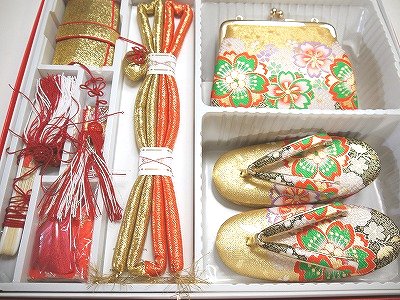 七五三お祝い 女児　最高級 箱迫 はこせこ ７点セット 3歳用 金襴 3Ｉ ゴールド地 八重桜｜装美　呉服おかの