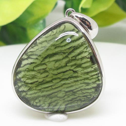 激レア　特選！天然モルダバイトペンダント　龍彫りペンダント 激レア 特選！天然モルダバイトペンダント 龍彫りペンダント