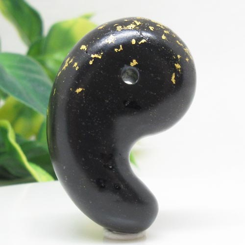 【天然石】サヌカイト☆勾玉☆約34ミリ☆ブラック☆金箔☆ポスト投函