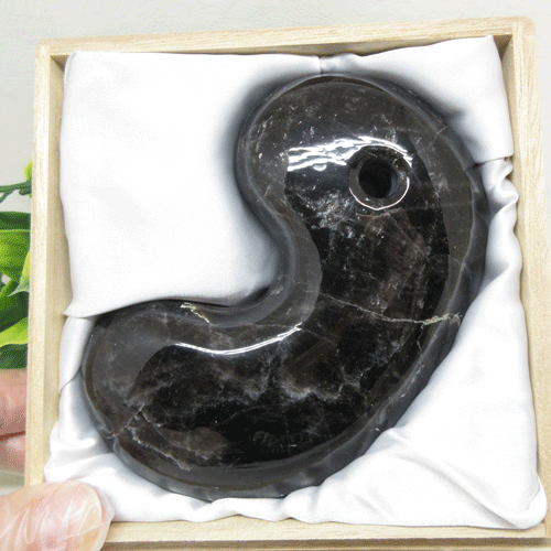 【生まれながら石】割り増し金大きさ☆黒平黒石英☆勾玉☆125粍☆生まれながら☆滅多に無い☆手に入れる捉え所の無い☆山梨石英☆映像あり☆