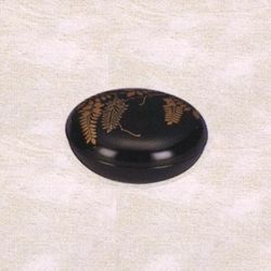 19251円 日本に 漆塗香合 2.8寸 黒漆塗 ネジなし 丸型 藤蒔絵