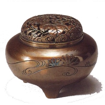 香炉 平丸型（菊水銀象嵌入） 【 瑞峰 作・宏采 刻 】 【 青銅製：蓋は蝋型青銅製・山吹色 】 【 高さ8.8ｘ幅10.3cm 】