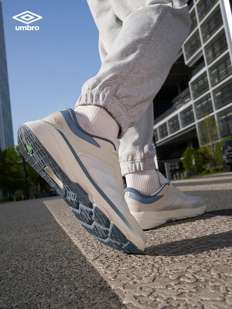 【並行輸入品】【尖んがり最大限度12倍!お買い出しマラソン！】umbro メンズ シティ駈けっくら シューズ 二重座布団 防滑