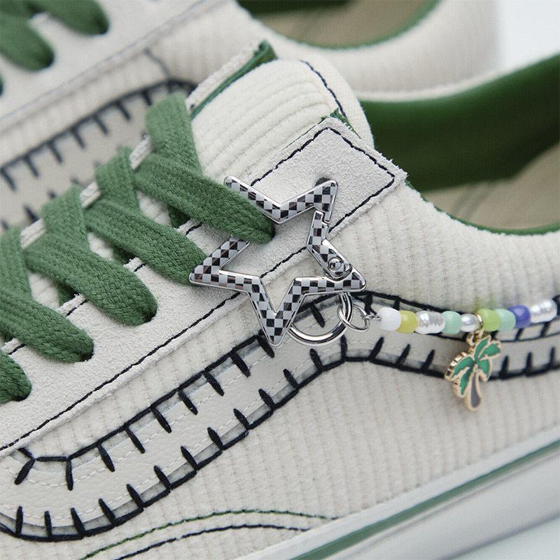 【並行輸入品】【尖んがり最大限度12倍!お買い出しマラソン！】Vans メンズ スニーカー Charms 酪漿白いこと