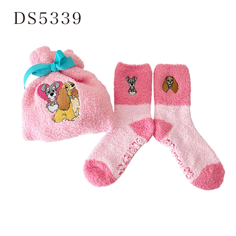【ディズニーファン掲載商品】[公式] Disney ディズニー わんわん物語 ハート もこもこ靴下in巾着 DS5339 スモール・プラネット 冬物 あったか 冷え対策 冷え性 トランプ レディ画像