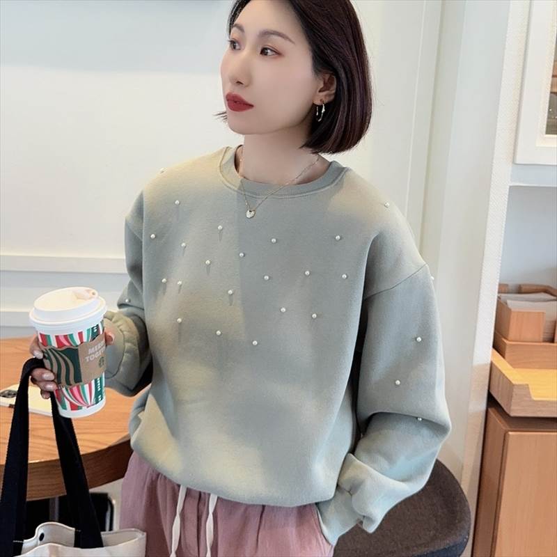 レディース トレーナー 長袖 ラウンドネック ミディアム丈 フェイクパール 大人可愛い きれいめ シンプル 上品 おしゃれ かっこいい カジュアル こなれ感 個性的 主役級 存在感 抜け感 ベーシック ナチュラル キュート 定番 グリーン ブラック フリーサイズ 送料無料