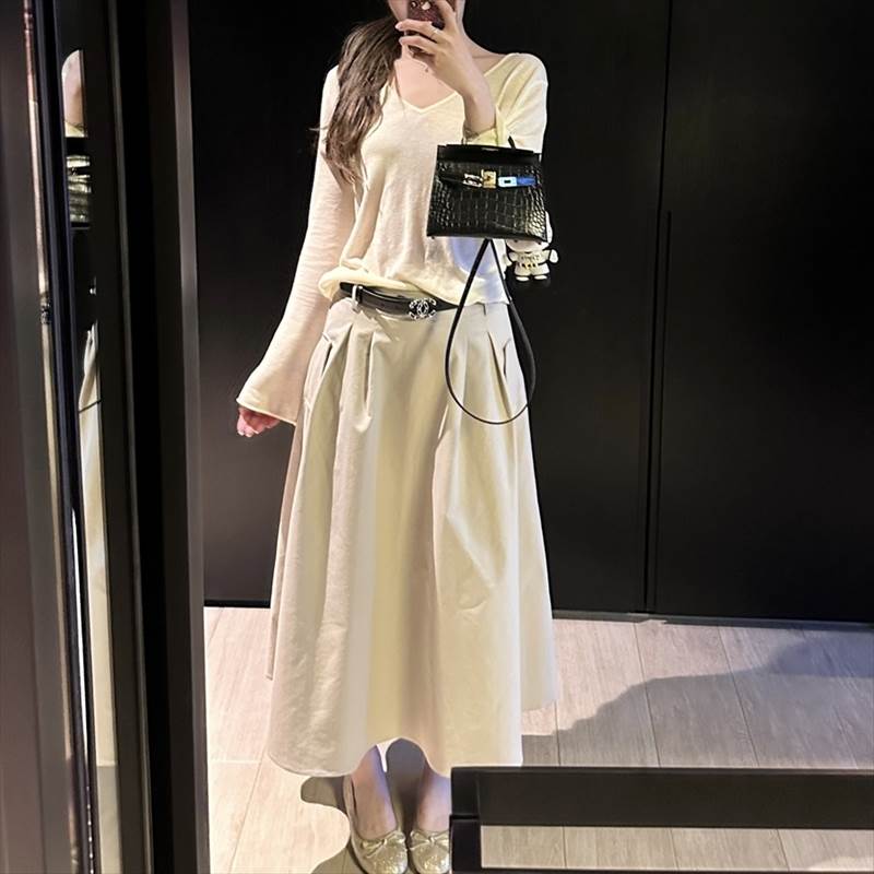 ボトムス スカート ロングスカート ハイウエスト ポケット ロング丈 Aライン セミフレア 可愛い かわいい 大人可愛い きれいめ シンプル 上品 おしゃれ カジュアル レトロ こなれ感 個性的 主役級 存在感 抜け感 オールシーズン シーズンレス ベーシック ナチュラル