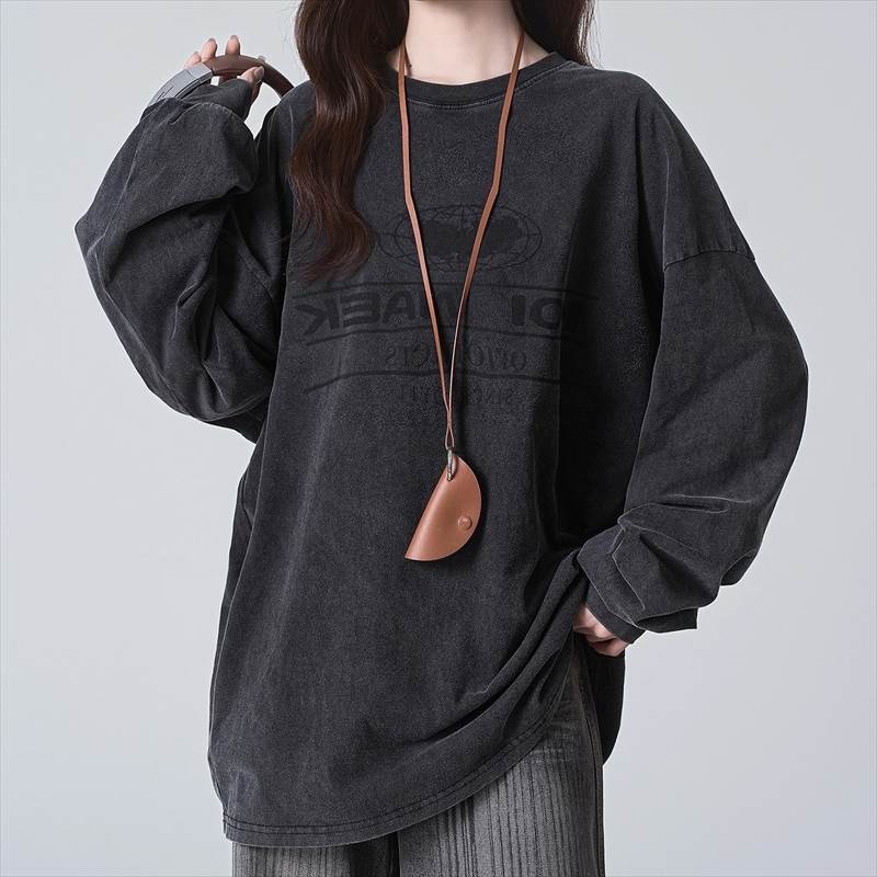 トップス カットソー Tシャツ 長袖 クルーネックプルオーバー ミディアム丈 かわいい 大人可愛い きれいめ シンプル 上品 レトロ おしゃれ かっこいい カジュアル こなれ感 個性的 主役級 存在感 抜け感 春 秋 ベーシック ナチュラル クール メンズライク ロゴ入り