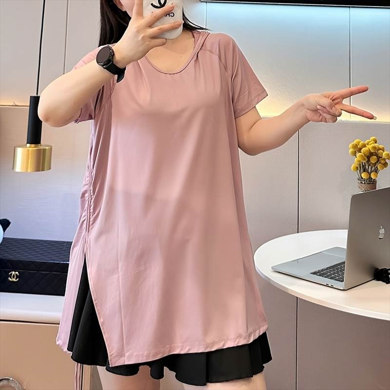 トップス カットソー 半袖 ラウンドネック フード付き プルオーバー ミディアム丈 サイドスリット シャーリング かわいい 可愛い 大人可愛い きれいめ シンプル 上品 レトロ おしゃれ かっこいい カジュアル レトロ こなれ感 個性的 主役級 存在感 抜け感 春 夏