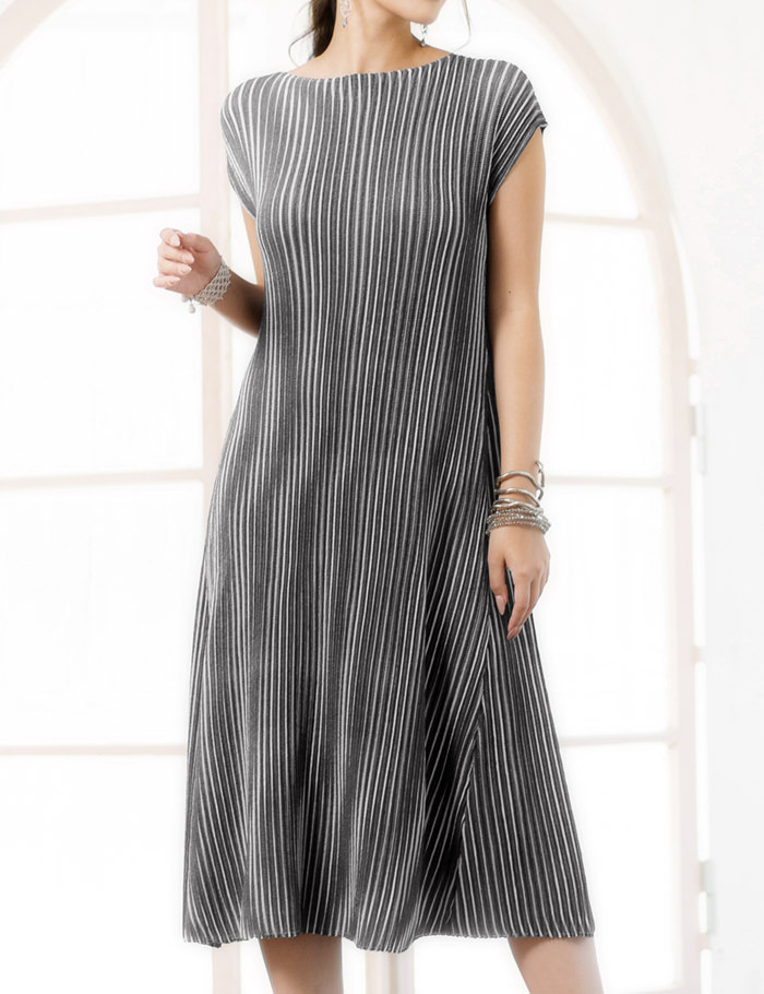 最新の激安 Aライン ワンピース 半袖 ミモレ丈 ロング丈 フレアー ビジネス デイリー 旅行 クルーズ マタニティ ノンマタニティ シャトルプリーツワンピース シャトルプリーツプリント Specchio 公式店 スペッチオ シャトルプリーツ Aライン ワンピース 半袖