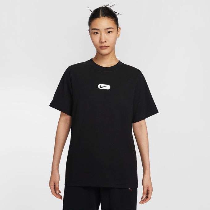 【クーポン発行中！】 ナイキ NIKE レディース スポーツ カジュアル ウェア トップス 半袖 Tシャツ ナイキ ウィメンズ NSW クラブ S/S Tシャツ OC スウッシュ HQ1699-010 【2025SS】