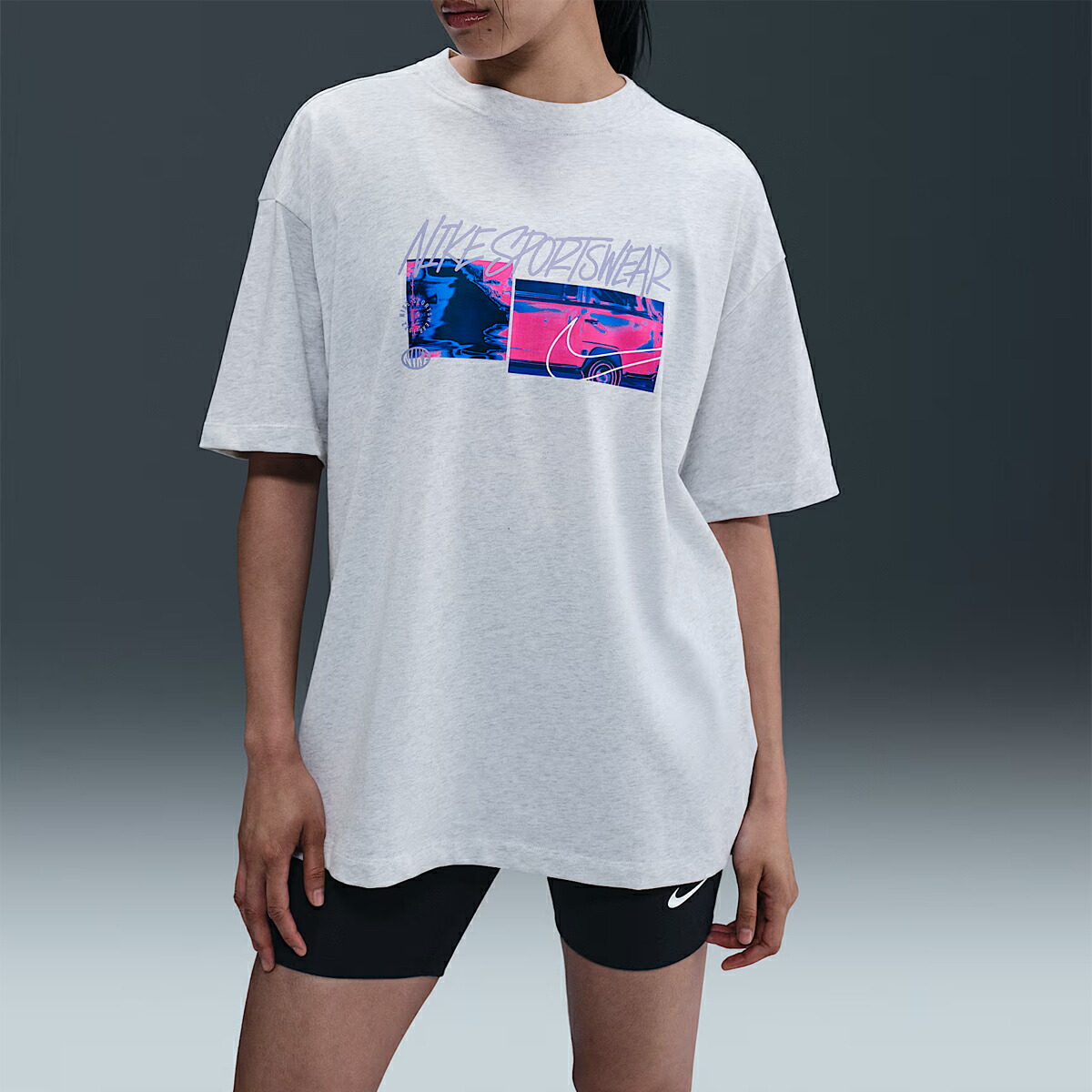 NIKE 水彩絵の具風 エッセンシャル プリンテッド Tシャツ 送料込 NIKE 水彩絵の具風 エッセンシャル プリンテッド Tシャツ 送料込