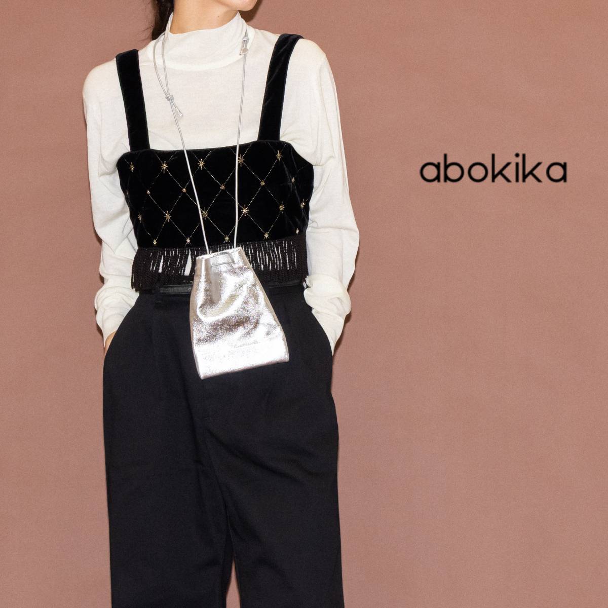 アボキカ abokika Pocket Bag Metallic Silver ポケットバッグ メタリックシルバー 革 ポーチ ショルダーバッグ ポシェット 小物入れ 牛革 シンプル クラシック きれいめ 上品 通勤 おでかけ ab-25AW33M