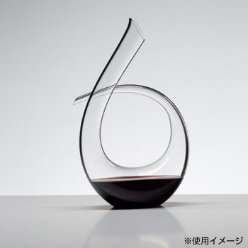 家事用品 関連 ダイナミックなカーブで存在感のあるデカンタ。