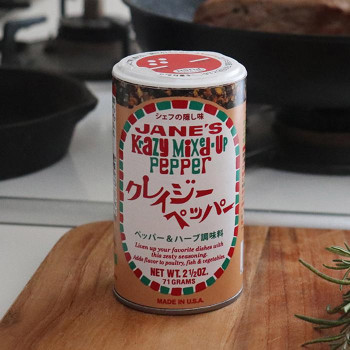ジェーンクレイジーソルトシリーズのクレイジーペッパーは ブラック レッド グリーンの3種の粗挽きペッパーをベースにハーブやパプリカ オニオンなどをブレンドした快い香りの調味料です 生産国 アメリカ 内容 Sermus Es