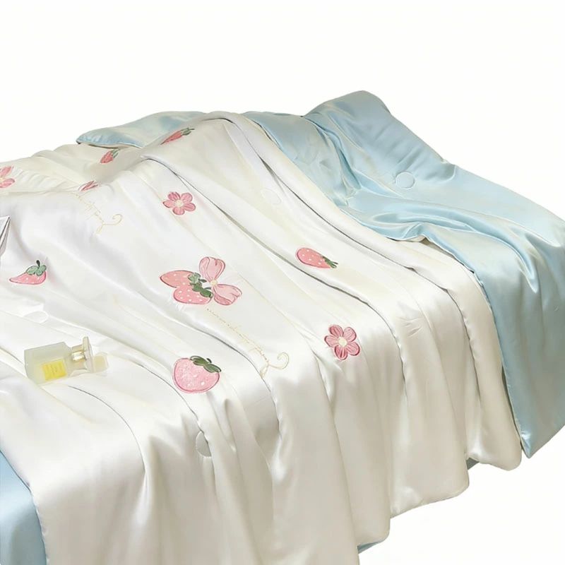 冷感アイスシルク夏用掛け布団 刺繍デザイン 洗濯機可 エアコン対応 シングル / ダブルサイズ 通気性 夏用寝具｜Ｓｔａｒｔｌｉｎｅ 8,238円