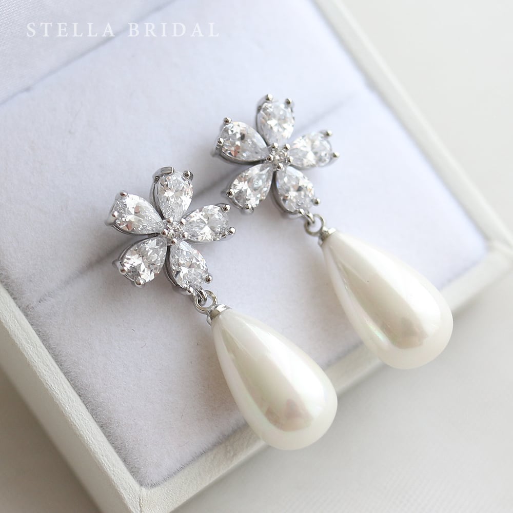 【STELLA BRIDAL公式】ブライダル イヤリング ピアス エッセンシャル フラワー ペルル II｜パール ブライダルアクセサリー ブライダル ウェディング ビジュー 大ぶり ロング 花嫁 結婚式 挙式 可愛い お洒落 おしゃれ 揺れる 人気 前撮り お色直し ステラブライダル