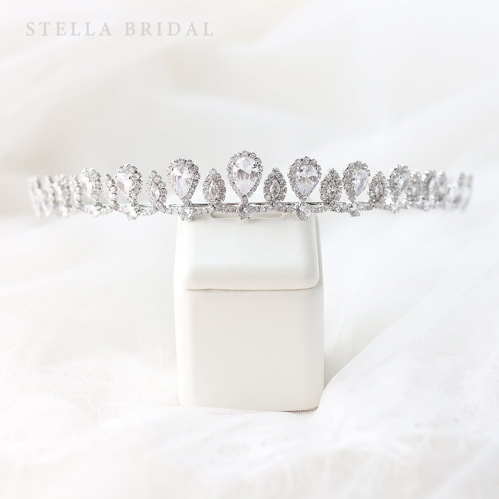 【STELLA BRIDAL公式】ブライダル ティアラ ジュエルドロップ ｜キュービックジルコニア ビジュー ウェディング 大ぶり ウエディング 花嫁 結婚式 かわいい ヘアアクセサリー おしゃれ ブライダルアクセサリー ウェディングアクセサリー ステラブライダル 低め 幅広｜STELLA BRIDAL店