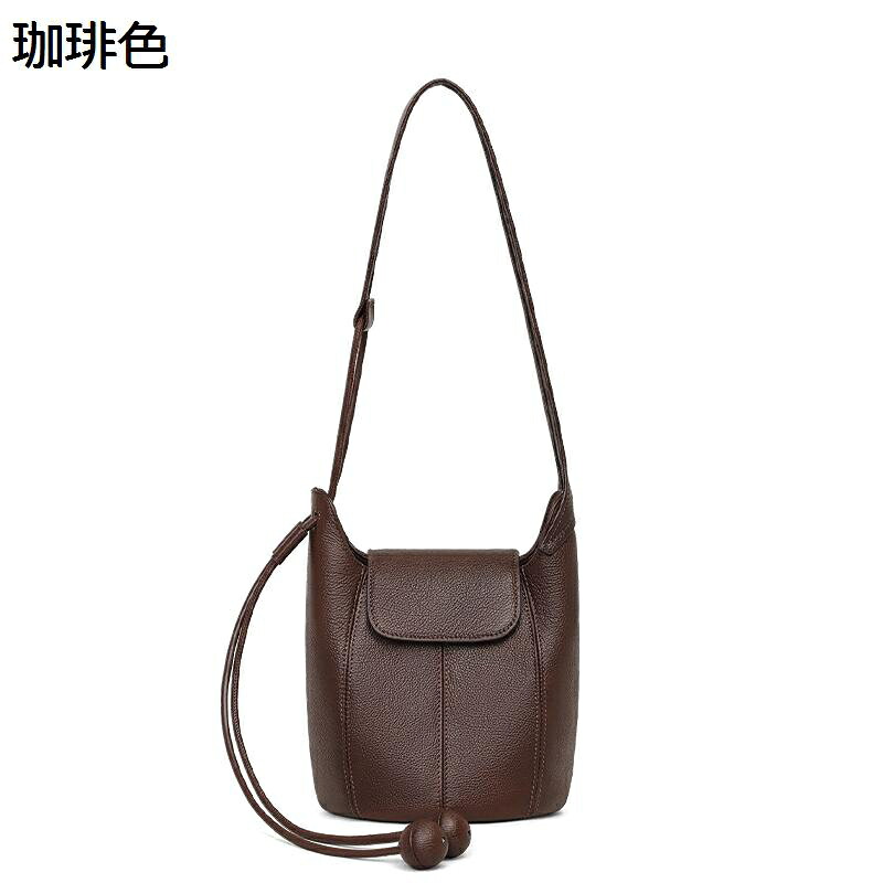 バケットバッグ レディース 本革 ショルダーバッグ クロスボディバッグ 2way ポケット付き 自立 フラップデザイン ボールチャーム ストラップ付き 上品 キレイめ 女性 軽量 肩掛け 通勤 お出かけ