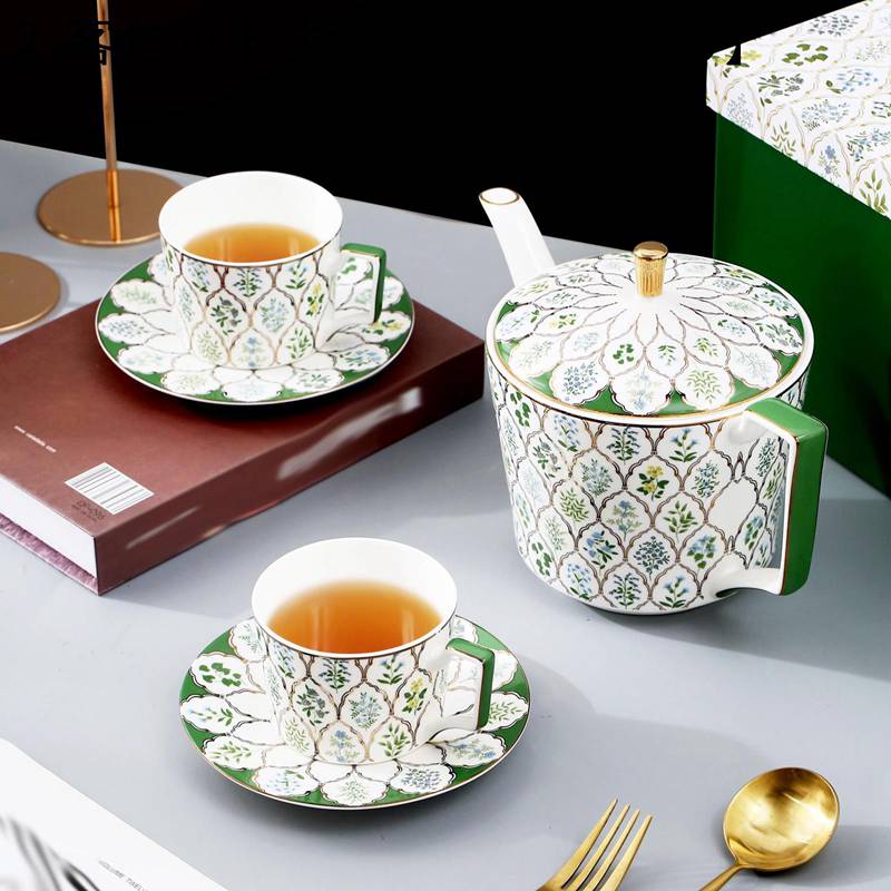 カップソーサー コーヒーカップ マグカップ 金彩 金メッキ縁 花柄 ボーンチャイナ 薄くて軽い 耐熱 洗いやすい エレガント エスプレッソカップ オフィス 喜寿祝い ギフト