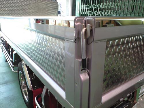 楽天市場】リアバンパー 2t 汎用 取付ステー 付 ウロコ 鏡面