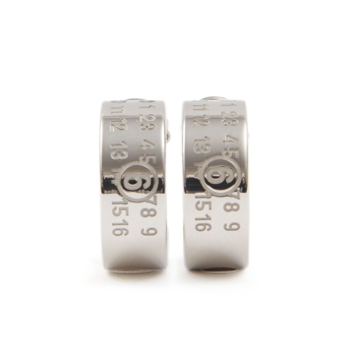 MM6 Maison Margiela(エムエムシックス) フープピアス Amazon | MM6 Maison Margiela エムエムシックス Logo Earrings