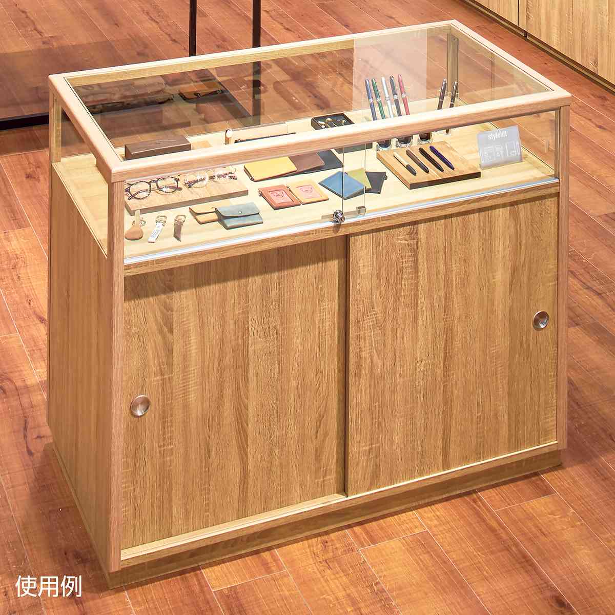 【個人宅配送不可】木製ショーケース スクエアタイプ ラスティック柄 1台 商品を見せながら、受付・接客できるショーケースです！ 送料無料 コレクションケース 鍵 ディスプレイ 木製 展示 ガラス 棚 カウンター 受付 店舗 業務用 鍵付き受付カウンター
