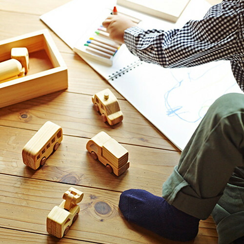 木のおもちゃ はたらく自動車 名入れ可能 送料無料 車 バス トラック 乗り物 赤ちゃん ベビー 幼児 乳児 男の子 女の子 誕生日 出産祝い 知育玩具 木製玩具 知育 0歳 1歳 2歳 3歳 遊ぶ 喜ぶ 皇室 日本製 高知 安芸 手作り 安全 檜