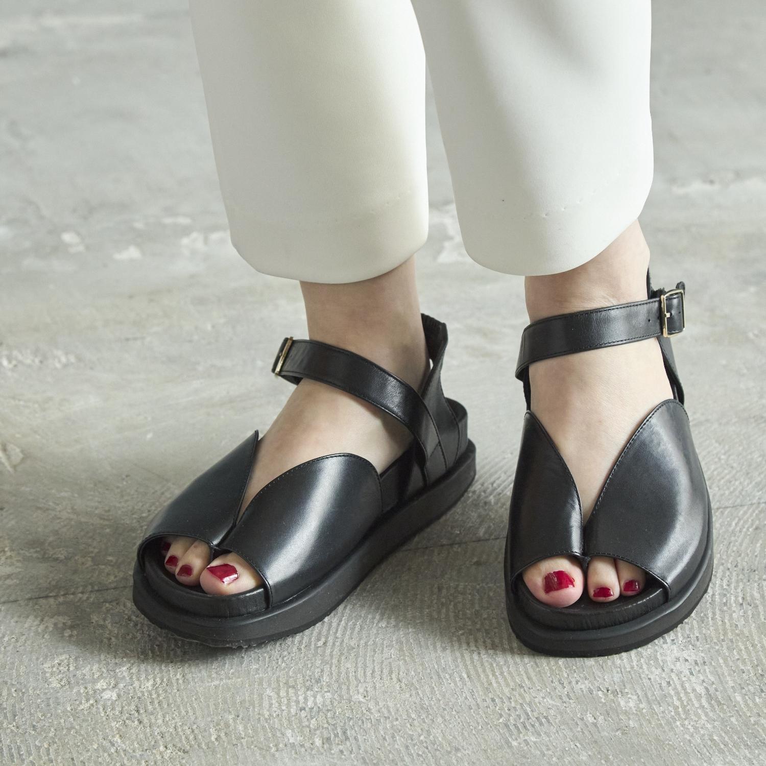 KUTSUNE/Re バタフライサンダル 15,466円