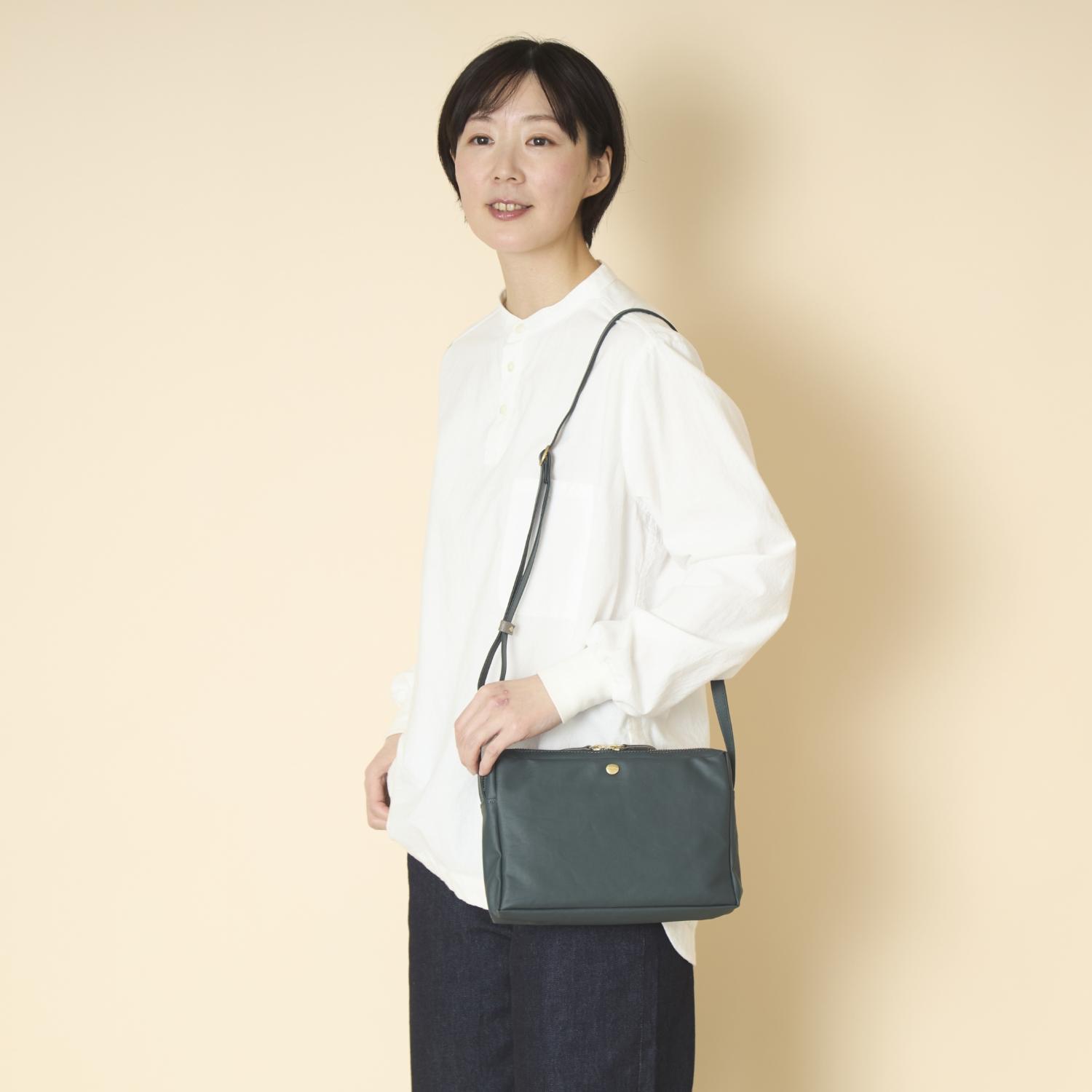 ポシェット レディース 斜めがけ 斜 めがけ 50 60 代 かるいかばん 軽いカバン ブランド 軽いかばん 可愛い 軽い鞄 軽い バッグ 軽量 pvc／ Neutral Gray/ジェーン ポシェットS 8,894円