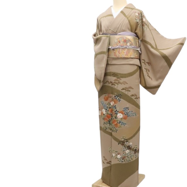 【中古】まめ藤 ｍ633 美品 染一つ紋 手描き友禅 金駒刺繍 菊 松 手縫い仕立て 訪問着 リサイクル着物｜ゆめsaku