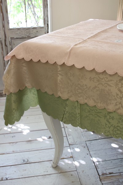 楽天市場】テーブルクロス はっ水 薔薇柄 135×180 撥水加工 4人