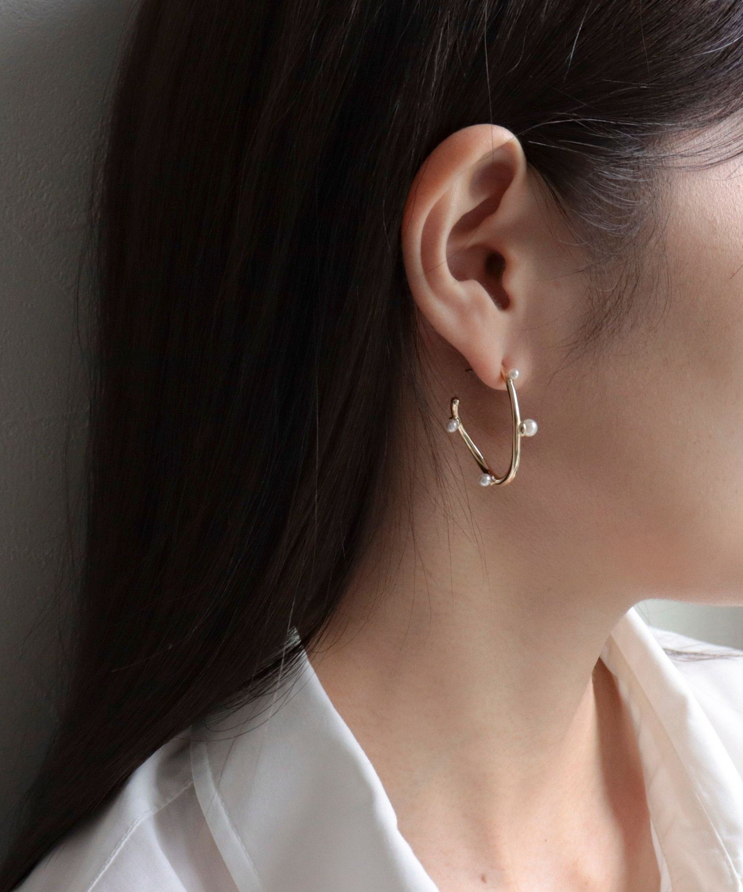 【Louise Damas】 エスメラルダ ツイスト フープ イヤリング Louise Damas】 エスメラルダ ツイスト フープ イヤリング ピアス