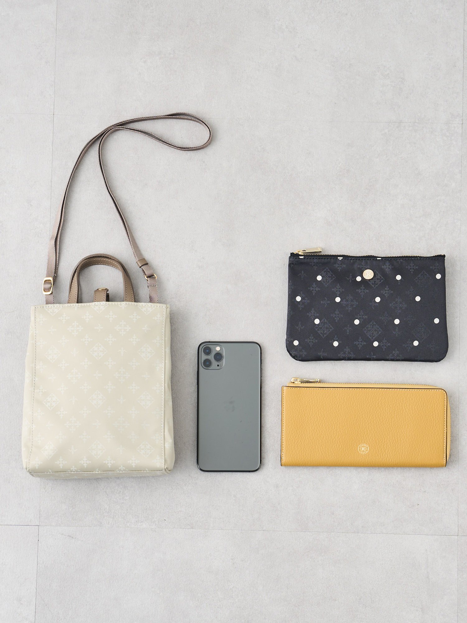 SALE／30%OFF】russet [長財布が入る]スマホショルダー (Z-107 